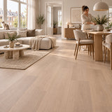 Altessa Rechte Plank White Wash Smoky Plak PVC – sfeerbeeld: woonkamer met eettafel, vrouw dekt de tafel