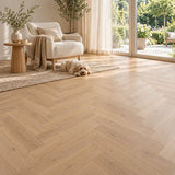 Altessa Visgraat Light Oak Plak PVC – sfeerbeeld: lichte zithoek met witte fauteuil, hond op vloerkleed