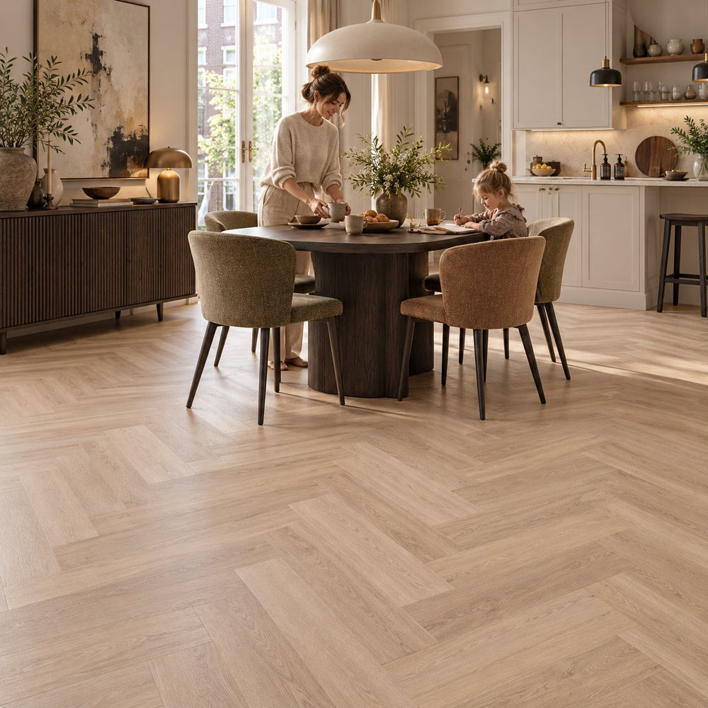 Altessa Visgraat Natural Plak PVC – sfeerbeeld: eetkamer met ronde tafel, moeder en kind