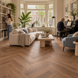 Altessa Visgraat Roasted Plak PVC – sfeerbeeld: woonkamer met erker, witte bank en piano