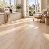 Armonia Large Sorento 8mm Extra Breed Laminaat – sfeerbeeld: lichte kamer met vensterbank, kat en ligstoel