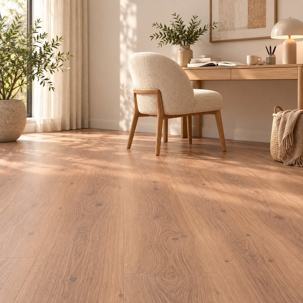 Corvina Astera Ultra Mat Waterbestendig 7.5mm Laminaat – sfeerbeeld: werkhoek met houten bureau en witte stoel