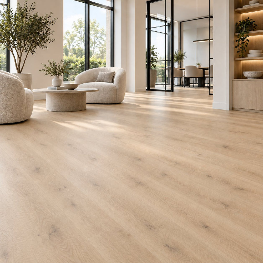 Corvina Molette Ultra Mat Waterbestendig 7.5mm Laminaat – sfeerbeeld: witte fauteuils bij de glazen wand, ingezoomd