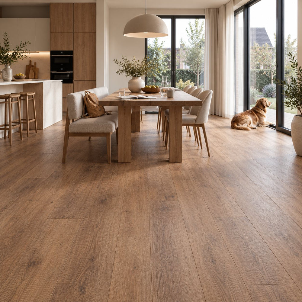 Dunea Rechte Plank Natural Oak Klik PVC – sfeerbeeld: eethoek met houten tafel en hond, open keuken
