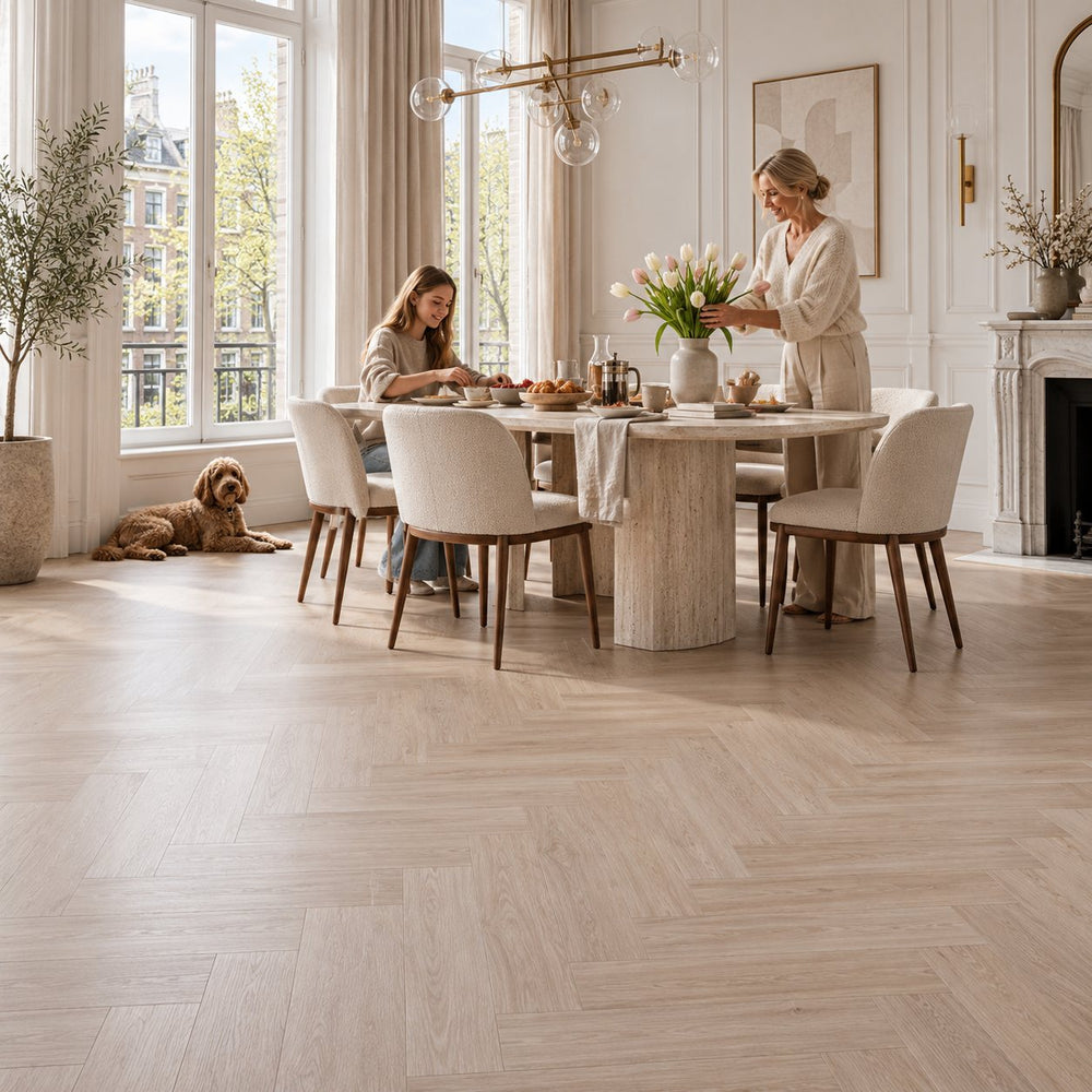 Dunea Visgraat Beige Oak Klik PVC – sfeerbeeld: eetkamer met ronde tafel, moeder en dochter