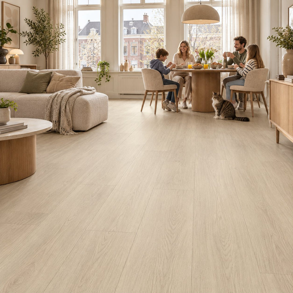 Pera Papatya Ultra Mat Waterbestendig 8.0mm Laminaat – sfeerbeeld: woonkamer met witte bank, gezin aan tafel