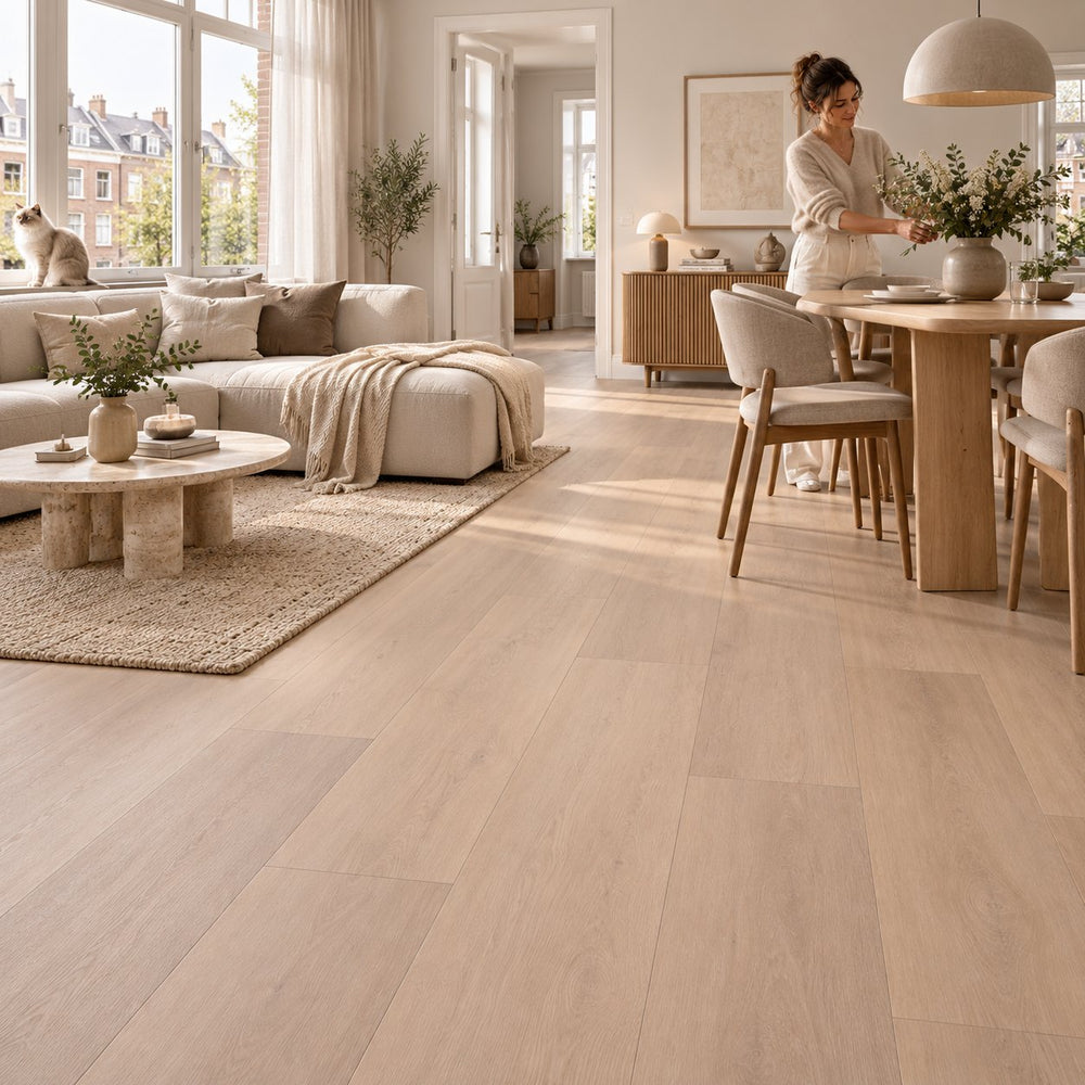 Altessa Planche Droite White Wash Smoky PVC à coller in een Nederlands interieur