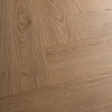 Detail van Pure Visgraat Smoky Plak PVC met subtiele houtnerf en ultra matte toplaag
