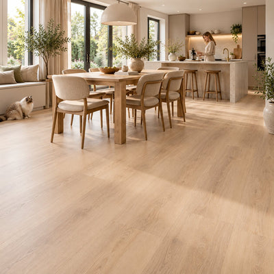 Altessa Rechte Plank Beige Plak PVC – sfeerbeeld: open keuken met houten eettafel, kat op vloer