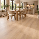 Altessa Rechte Plank Beige Plak PVC – sfeerbeeld: open keuken met houten eettafel, kat op vloer