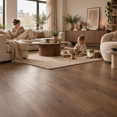 Altessa Rechte Plank Brown Plak PVC – sfeerbeeld: woonkamer met bank, moeder en kind spelen