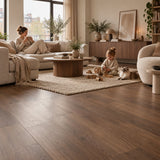 Altessa Rechte Plank Brown Plak PVC – sfeerbeeld: woonkamer met bank, moeder en kind spelen
