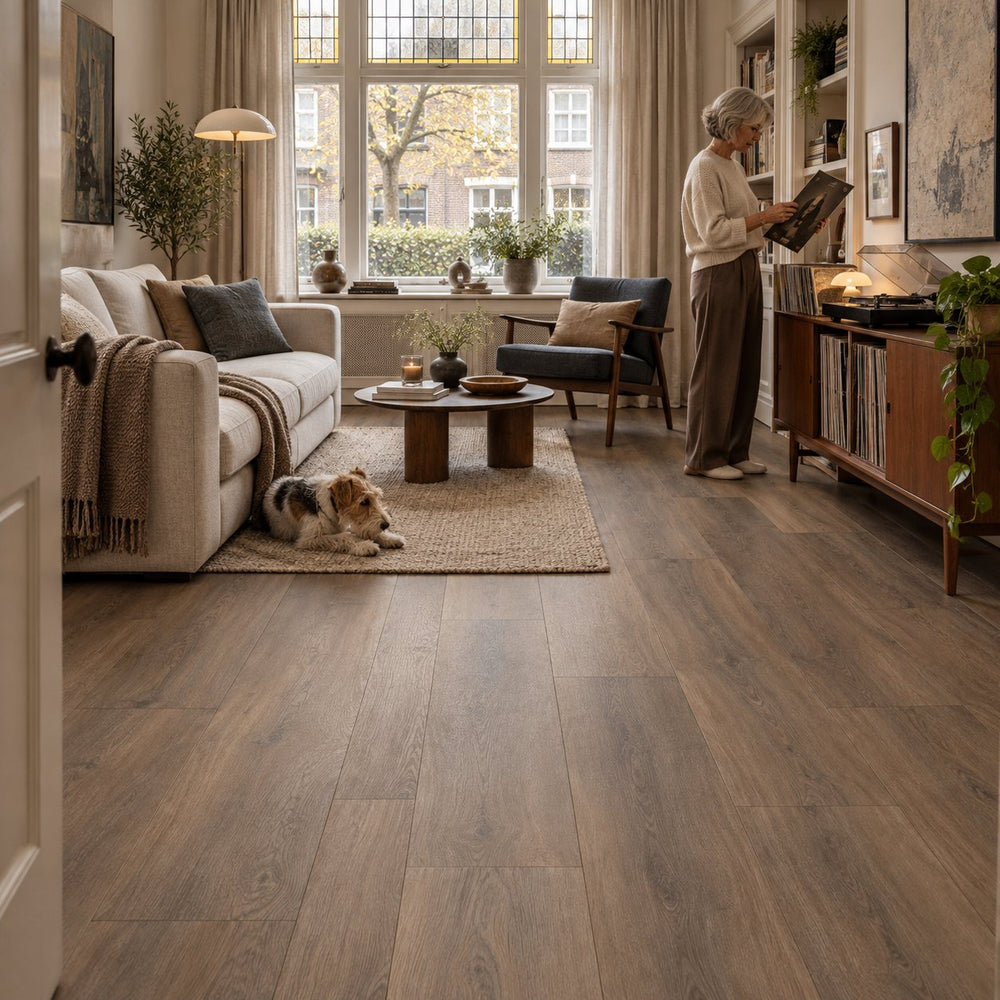 Altessa Rechte Plank Roasted Plak PVC – sfeerbeeld: woonkamer met grote ramen, vrouw bij dressoir