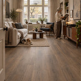 Altessa Rechte Plank Roasted Plak PVC – sfeerbeeld: woonkamer met grote ramen, vrouw bij dressoir