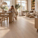 Altessa Rechte Plank Smoky Plak PVC – sfeerbeeld: eethoek met houten tafel, vrouw leest, bank
