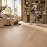 Altessa Rechte Plank White Wash Smoky Plak PVC – sfeerbeeld: werkhoek met bureau, man aan laptop, hond