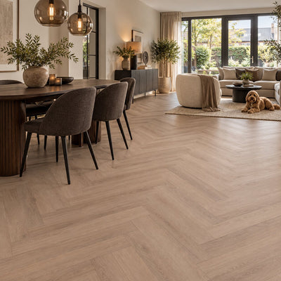 Altessa Visgraat Smoky Plak PVC – sfeerbeeld: eetkamer met donkere stoelen, zithoek op achtergrond