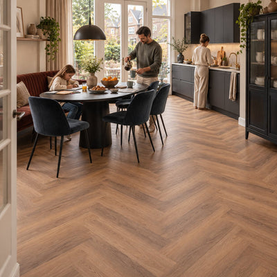 Altessa Visgraat Warm Oak Plak PVC – sfeerbeeld: open keuken met eettafel, gezin aan ontbijt