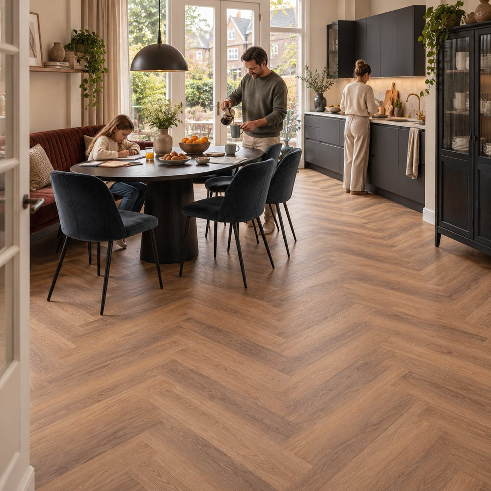 Altessa Visgraat Warm Oak Plak PVC – sfeerbeeld: open keuken met eettafel, gezin aan ontbijt