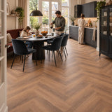 Altessa Visgraat Warm Oak Plak PVC – sfeerbeeld: open keuken met eettafel, gezin aan ontbijt