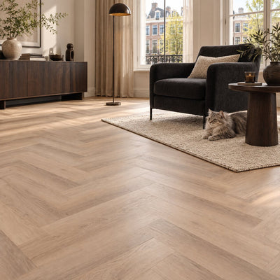 Altessa Visgraat White Wash Smoky Plak PVC – sfeerbeeld: zithoek met zwarte fauteuil, kat op vloerkleed