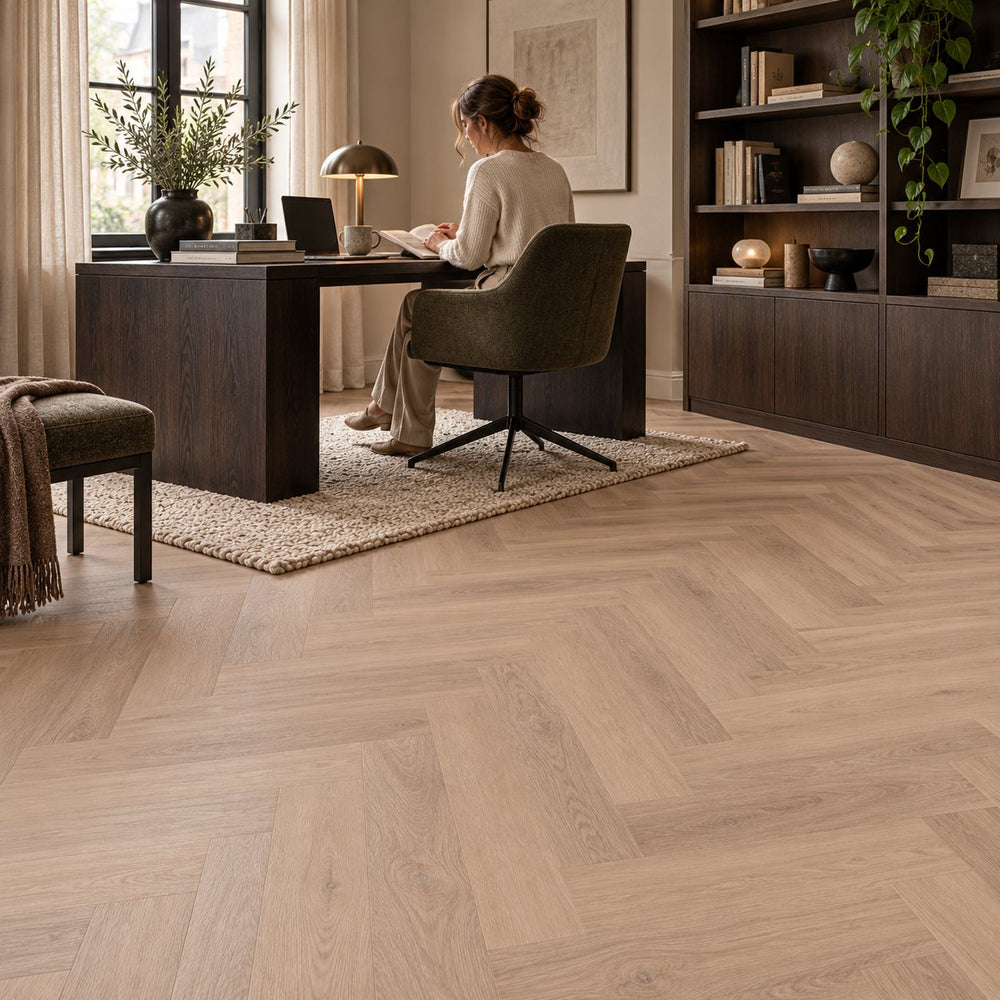 Altessa Visgraat White Wash Smoky Plak PVC – sfeerbeeld: thuiswerkplek met bureau, vrouw aan laptop en boekenkast