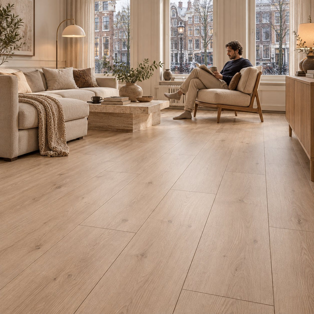 Armonia Large Sorento 8mm Extra Breed Laminaat – sfeerbeeld: woonkamer met bank, man leest in fauteuil