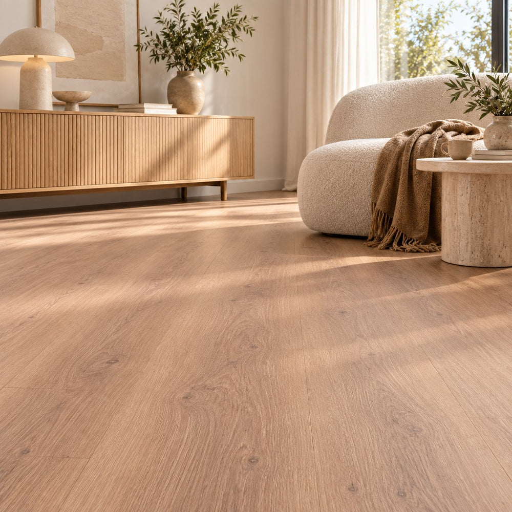 Corvina Astera Ultra Mat Waterbestendig 7.5mm Laminaat – sfeerbeeld: woonkamer met dressoir en witte fauteuil