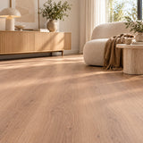 Corvina Astera Ultra Mat Waterbestendig 7.5mm Laminaat – sfeerbeeld: woonkamer met dressoir en witte fauteuil