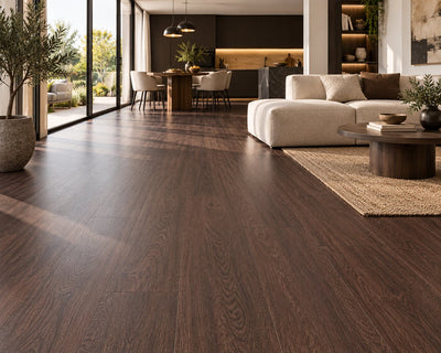 Corvina Kaleo Ultra Mat Waterbestendig 7.5mm Laminaat – sfeerbeeld: open woonkamer met witte bank, keuken op achtergrond