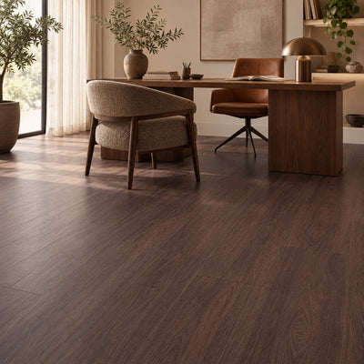 Corvina Kaleo Ultra Mat Waterbestendig 7.5mm Laminaat – sfeerbeeld: werkhoek met houten bureau en fauteuil
