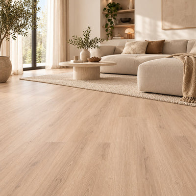 Corvina Molette Ultra Mat Waterbestendig 7.5mm Laminaat – sfeerbeeld: lichte woonkamer met witte bank en vloerkleed