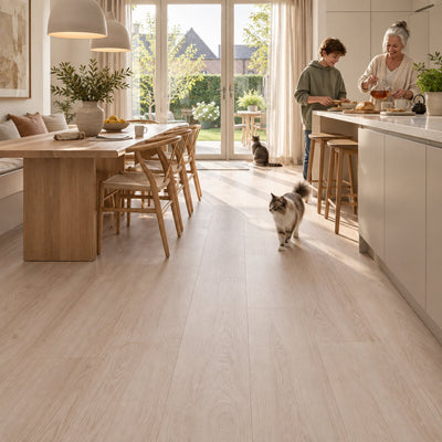 Dunea Rechte Plank Beige Oak Klik PVC – sfeerbeeld: open keuken met kookeiland, oma en kind, kat