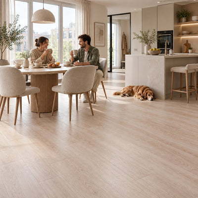Dunea Rechte Plank Beige Oak Klik PVC – sfeerbeeld: open keuken met eettafel, stel en hond