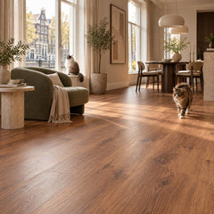Dunea Rechte Plank Dark Oak Klik PVC – sfeerbeeld: woonkamer met groene fauteuil en eethoek, katten