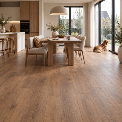 Dunea Rechte Plank Natural Oak Klik PVC – sfeerbeeld: eethoek met houten tafel en hond, open keuken