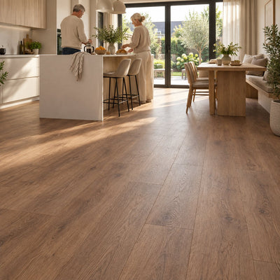 Dunea Rechte Plank Natural Oak Klik PVC – sfeerbeeld: open keuken met kookeiland, stel kookt samen