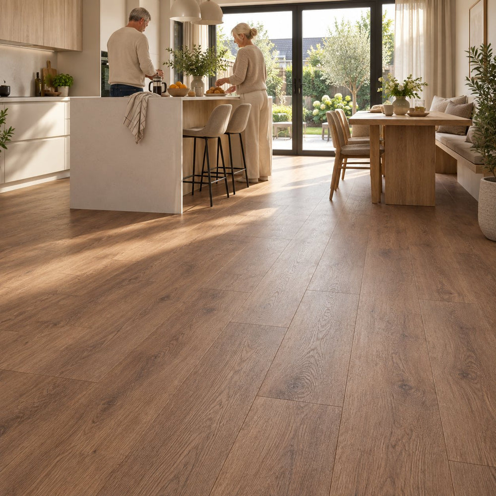 Dunea Rechte Plank Natural Oak Klik PVC – sfeerbeeld: open keuken met kookeiland, stel kookt samen