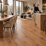 Dunea Rechte Plank Warm Oak Klik PVC – sfeerbeeld: open keuken met eettafel, man bij kookeiland