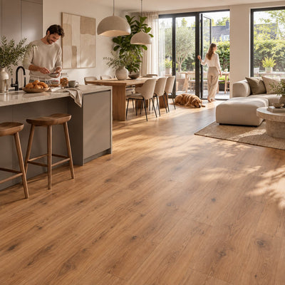 Dunea Rechte Plank Warm Oak Klik PVC – sfeerbeeld: open keuken met kookeiland, eettafel en zithoek