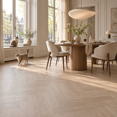 Dunea Visgraat Beige Oak Klik PVC – sfeerbeeld: eetkamer met ronde tafel, kat op vloer