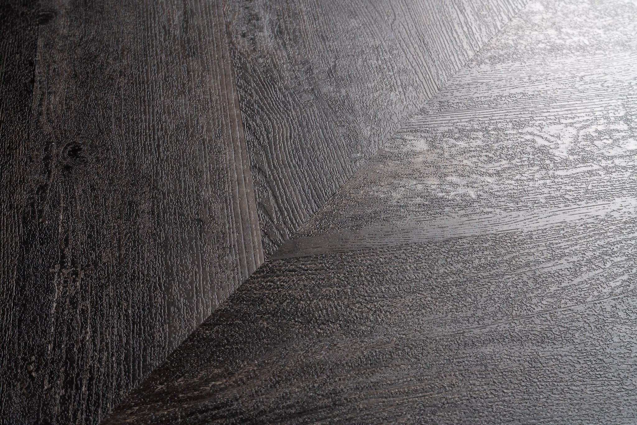 Lux Tenebrae Chevron Chêne Noir Brûlé Lame PVC