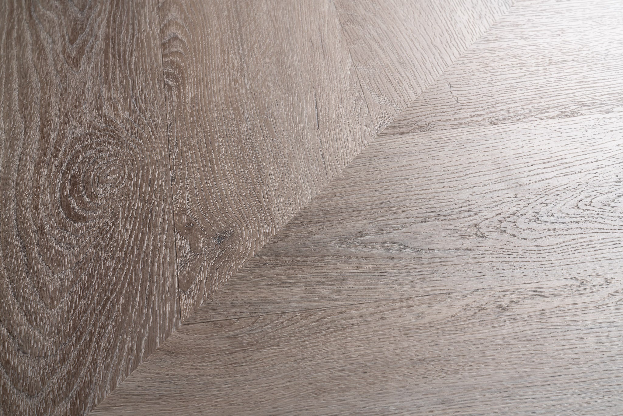 Lux Tenebrae Chevron Chêne Fumé PVC en Planches