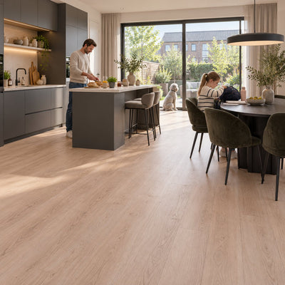 Natura Rechte Plank Light Oak Klik PVC – sfeerbeeld: open keuken met kookeiland, man kookt, kind