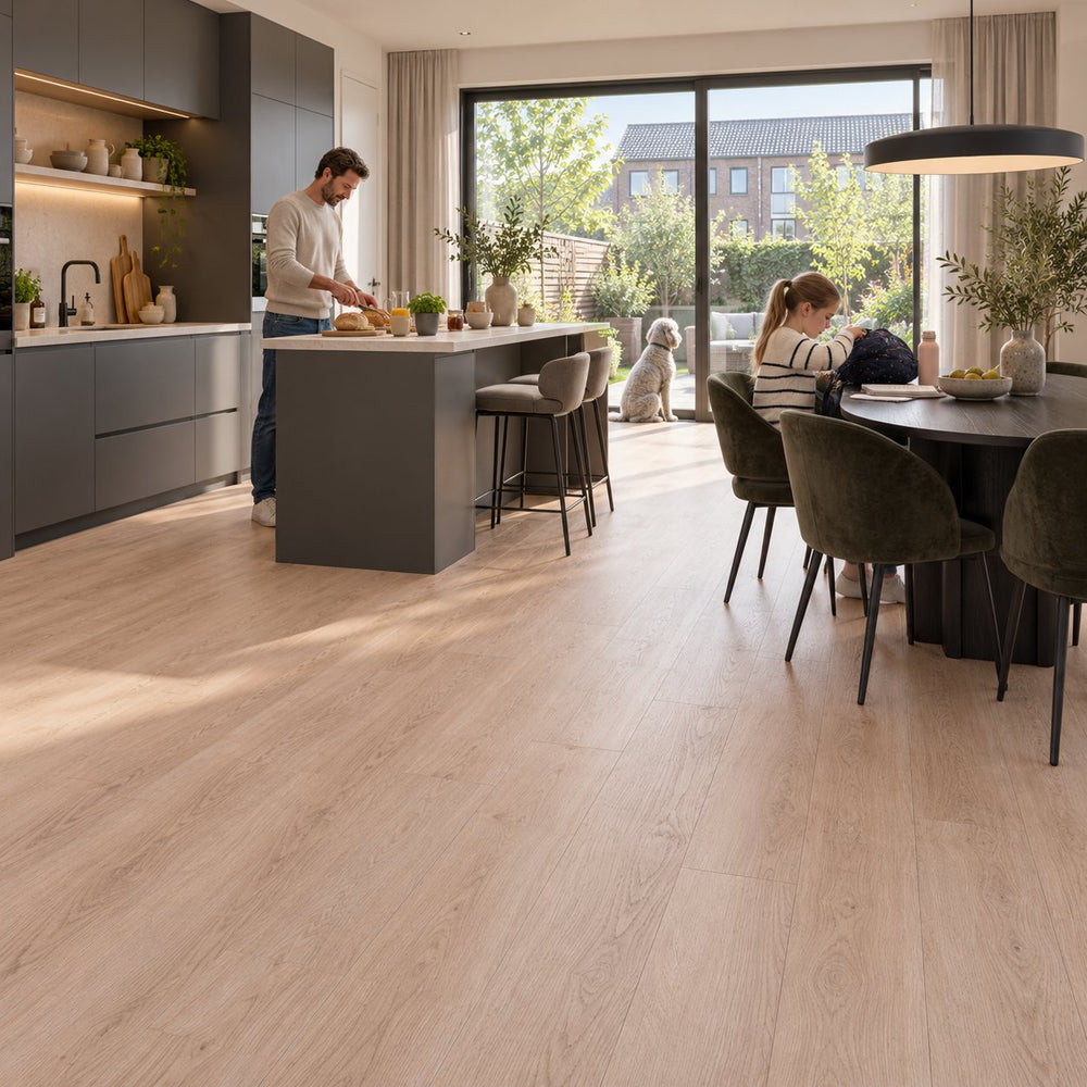 Natura Rechte Plank Light Oak Klik PVC – sfeerbeeld: open keuken met kookeiland, man kookt, kind