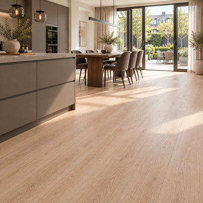 Natura Rechte Plank Light Oak Klik PVC – sfeerbeeld: open keuken met grijs kookeiland en eettafel