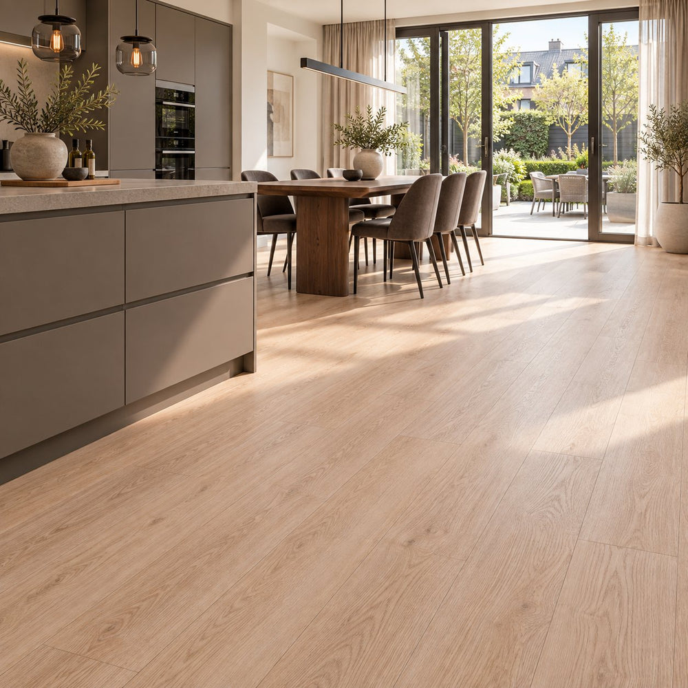Natura Rechte Plank Light Oak Klik PVC – sfeerbeeld: open keuken met grijs kookeiland en eettafel