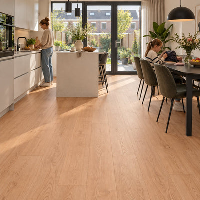 Natura Rechte Plank Warm Oak Klik PVC – sfeerbeeld: open keuken met eettafel, gezin
