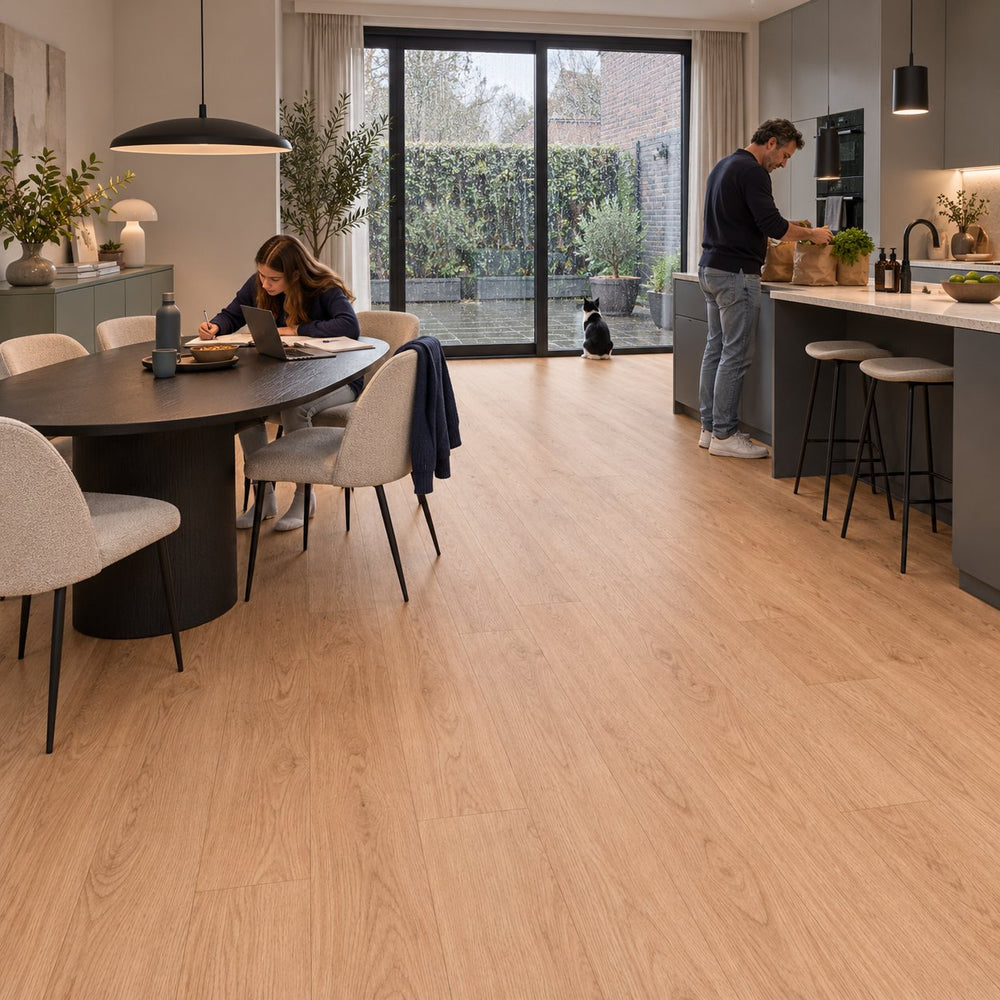 Natura Rechte Plank Warm Oak Klik PVC – sfeerbeeld: open keuken met donkere eettafel, gezin