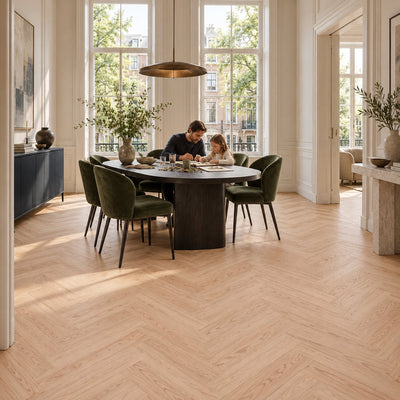 Natura Visgraat Beige Oak Klik PVC – sfeerbeeld: lichte eetkamer met hoge ramen, vader en dochter aan de ovale tafel